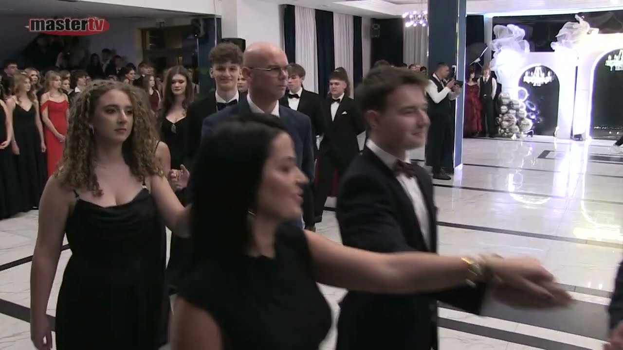 MASTER TV ŁUKÓW - Polonez dyrektorski podczas studniówki uczniów IV LO im. Jana Pawła II w Łukowie