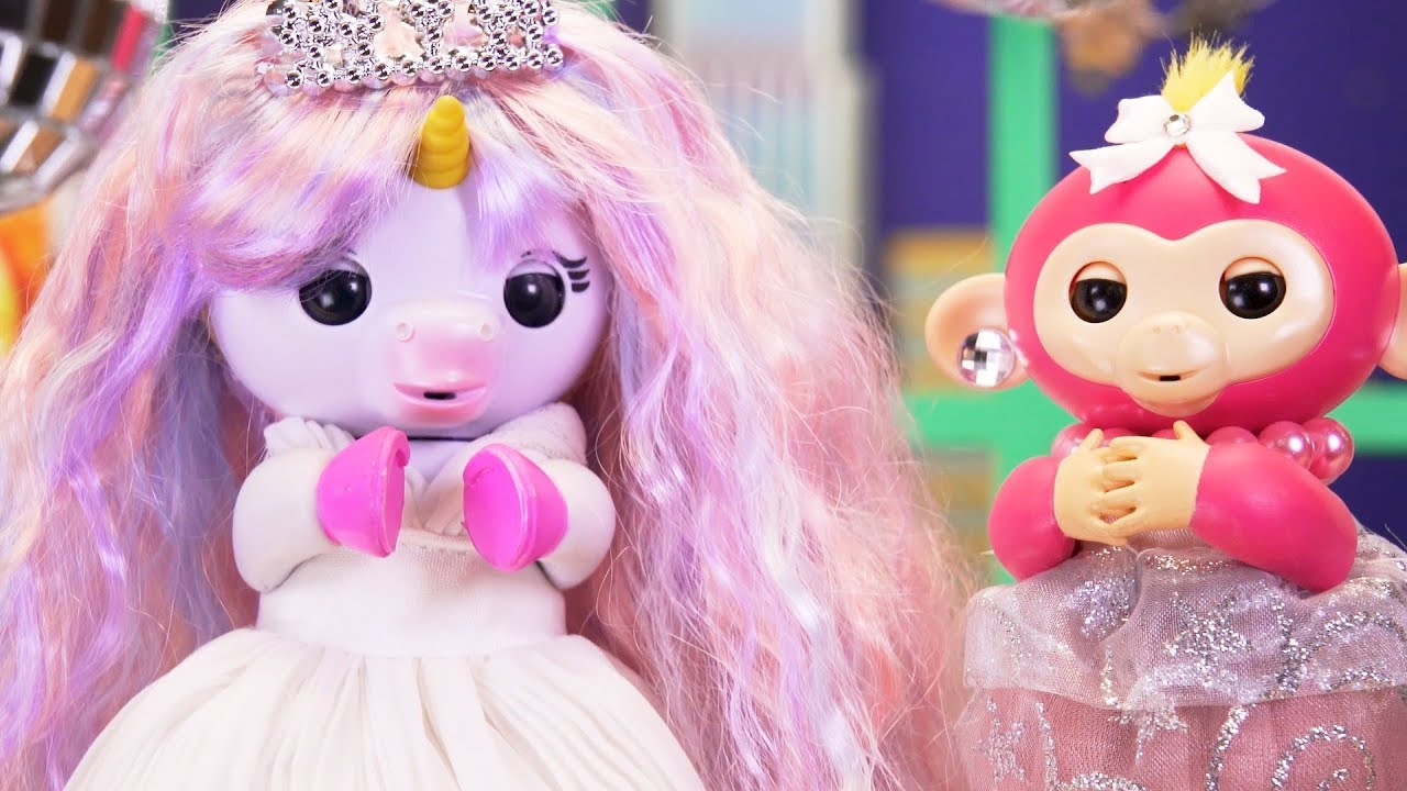 The Fingerlings Show | Celebrate New Year's Eve, Make Resolutions and Sing-Along! | Fingerlings Toys