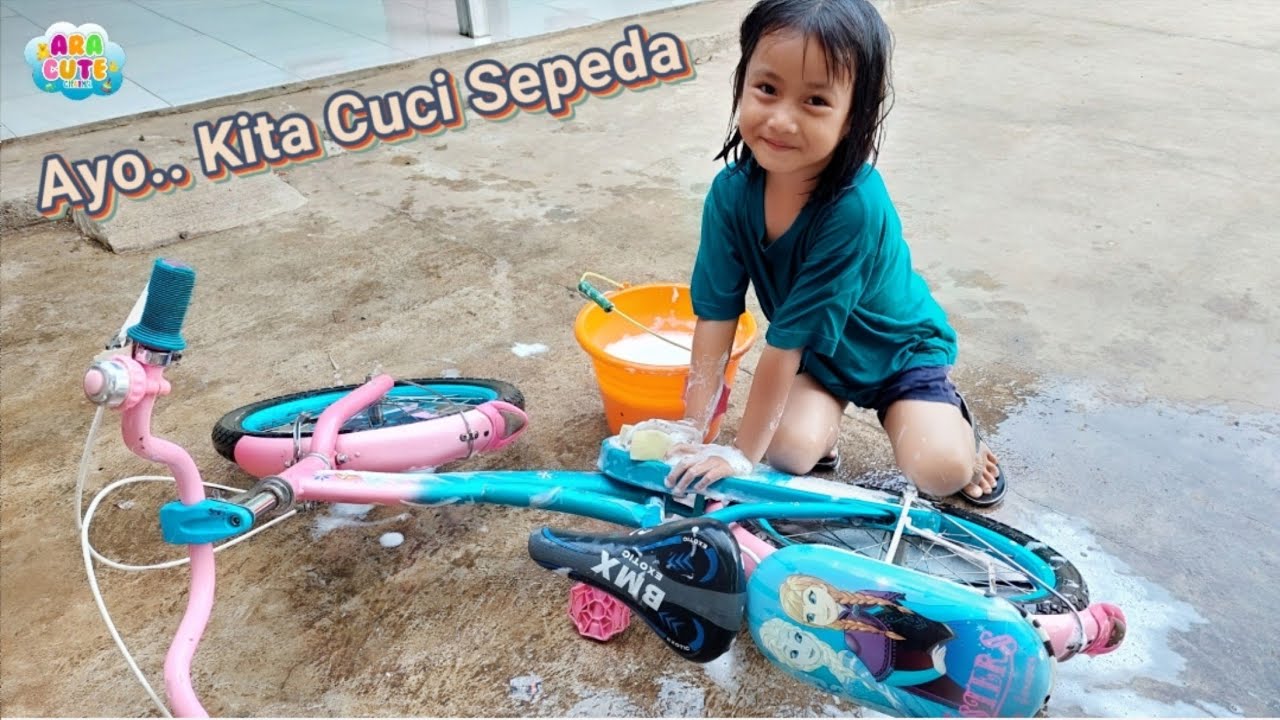 Hebohnya.. Ara Cuci Sepeda Dan Otopet Sambil Main Air || Hampir Saja Jatuh