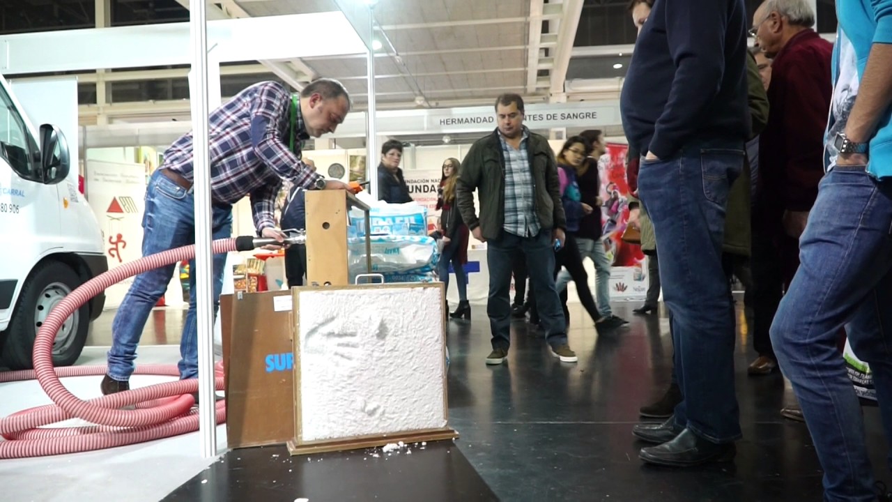 Aislamiento de paredes Coru&ntilde;a. Exhibici&oacute;n del insuflado de lana mineral en c&aacute;mara de aire.