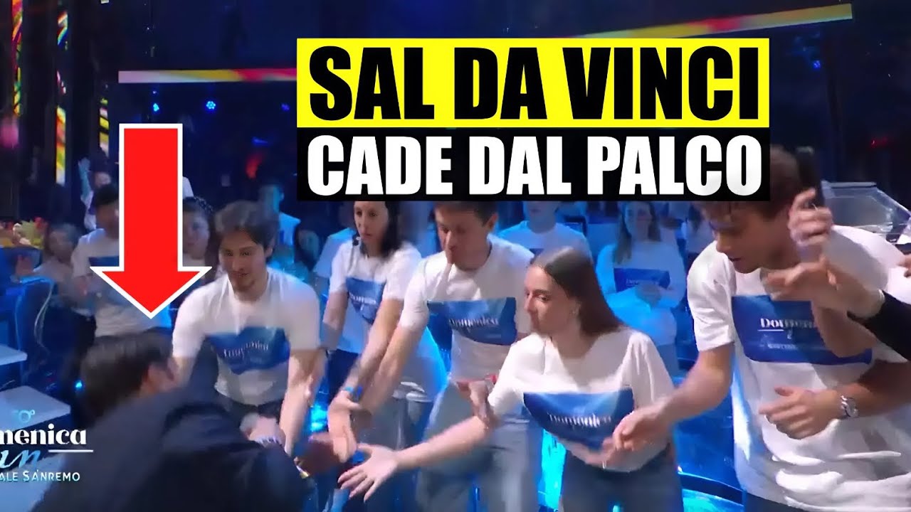 SAL DA VINCI CADE DAL PALCO MENTRE CANTA A DOMENICA IN: PAURA IN STUDIO