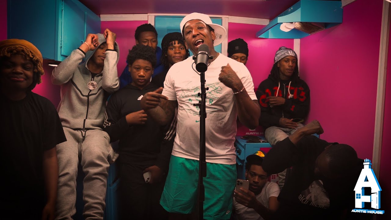 Chewy Lo - Who Hotter Than Me | Auntie House Performance 🎙️