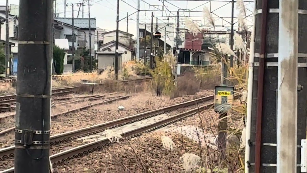 E129系B7編成＋E129系A18編成が快速新潟行きとして千刈踏切を通過するシーン