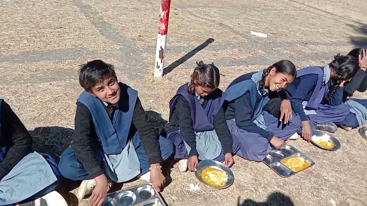 ।। खूबसूरत पहाड़ों के बीच स्कूली बच्चे।। मध्यान भोजन का आनंद 😋लेते हुए।।kandwalvlogs,p5r
