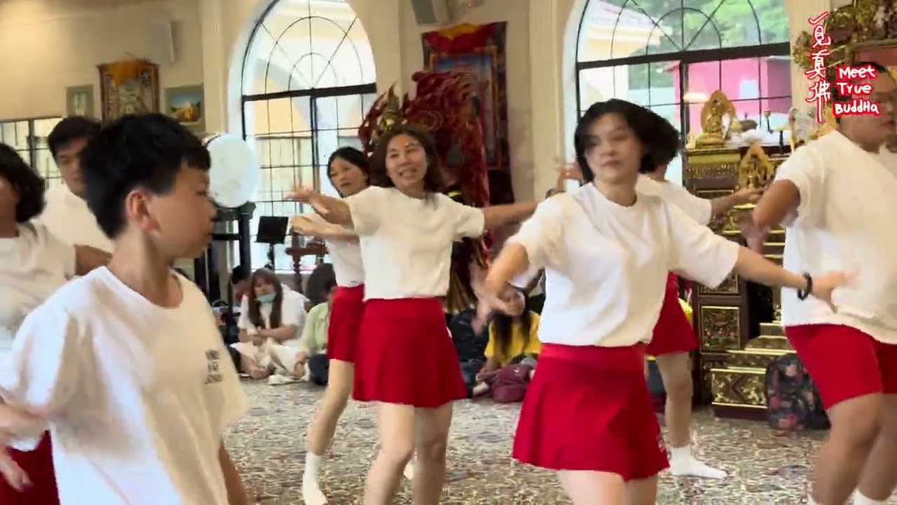 年轻舞者们的表演充满活力与张力，将青春的热情展现得淋漓尽致！