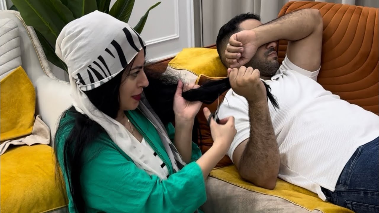البنت تقص شعرها عشان تهرب هي وأختها ،وياتري عرفت تهرب ولا لا؟!