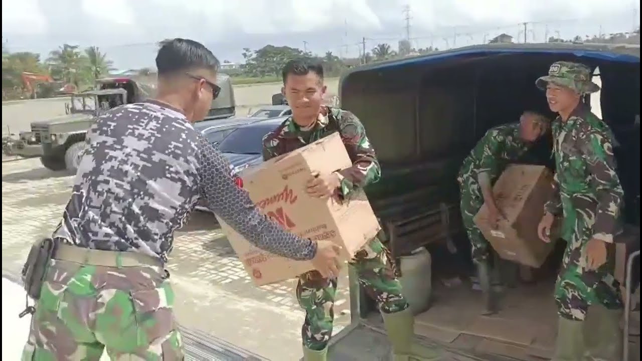 Pembagian Alat tulis bagi anak-anak yang terdampak banjir bandang