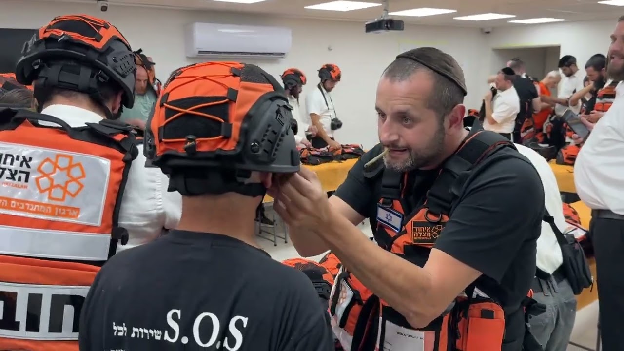 מתנדבי איחוד הצלה מקבלים את האפודים הקרמיים (צילום: חי פה-TV)