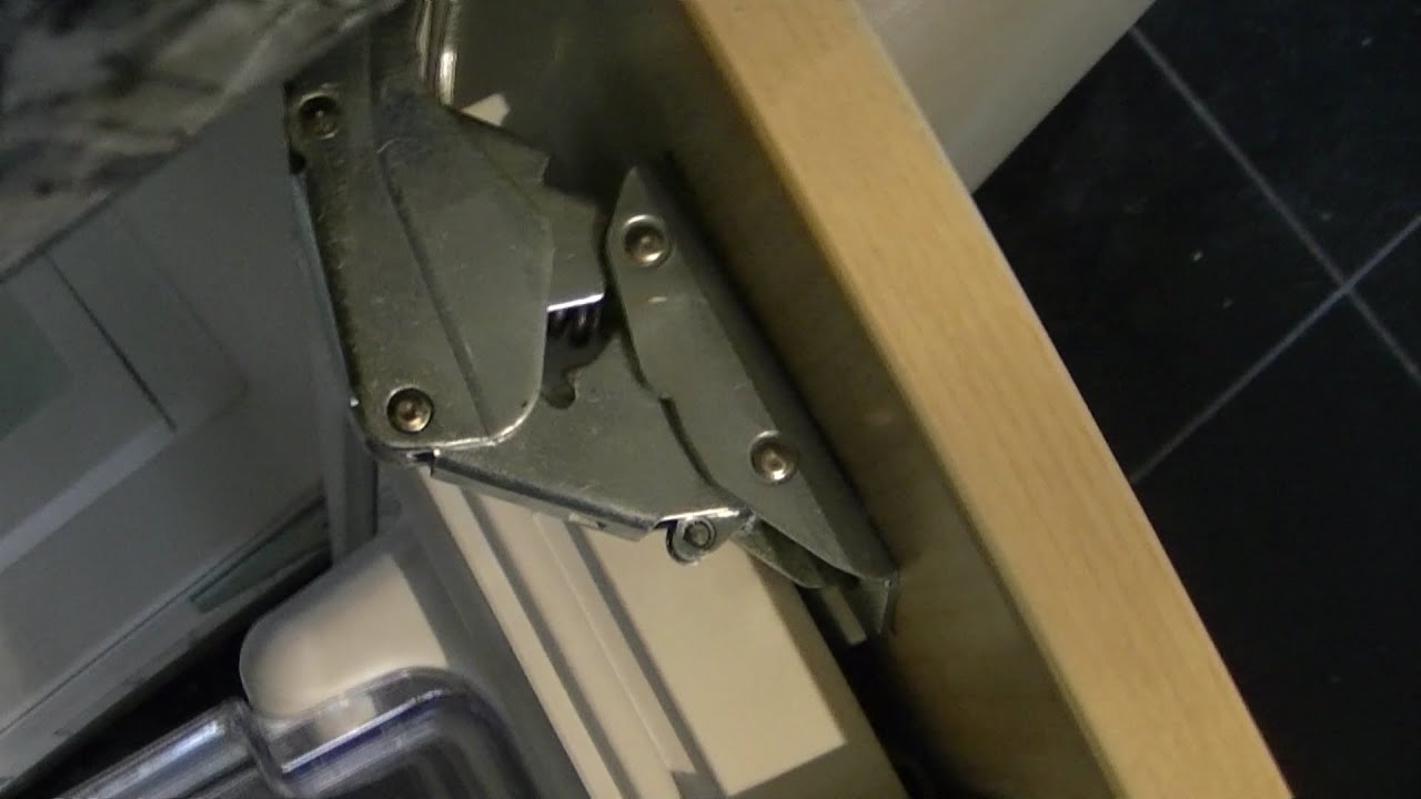 How to replace the hinge of a Neff integrated fridge (No voice over)