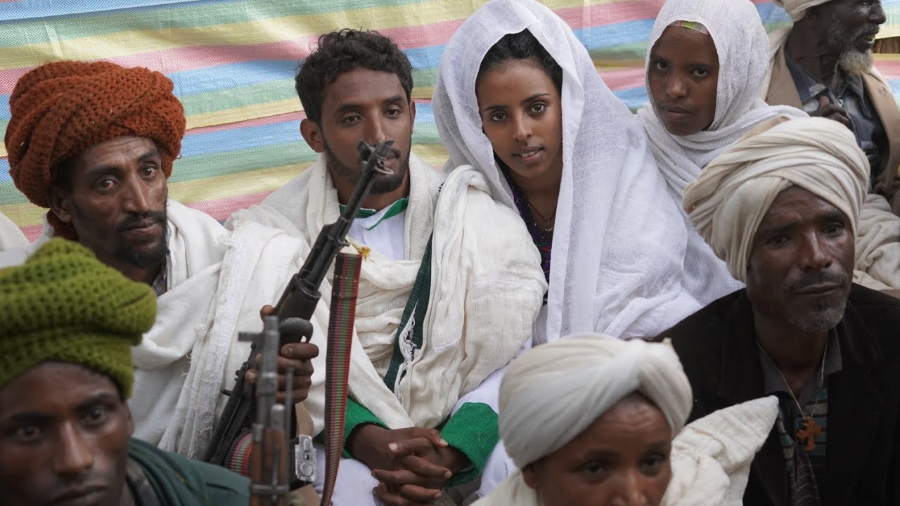 የገጠር ሠርግ - የሙሽራዋ ቤተሰቦች  ከዳሱ ውስጥ ሲጫወቱ  በቅሎፍለጋ - ወጂር ፣ አንዳቤት/እስቴ