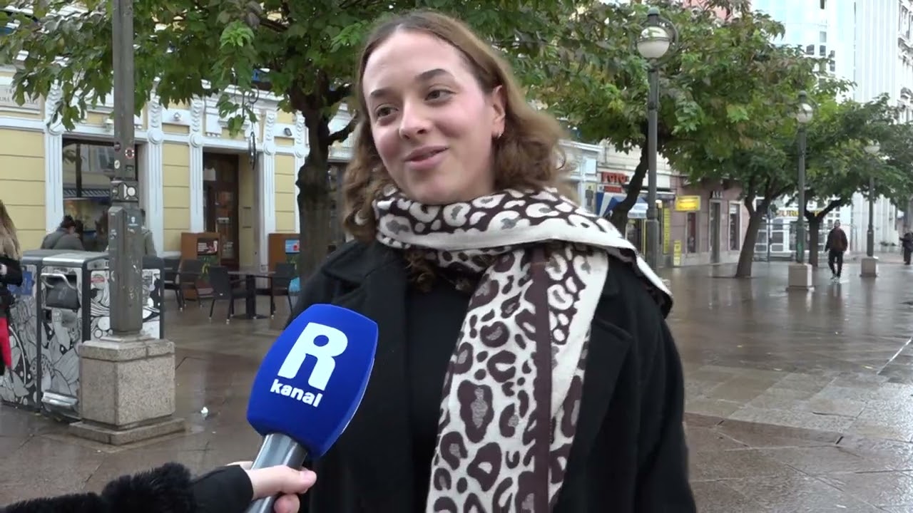 Na Korzo stigla božićna jelka, uskoro počinje i Advent