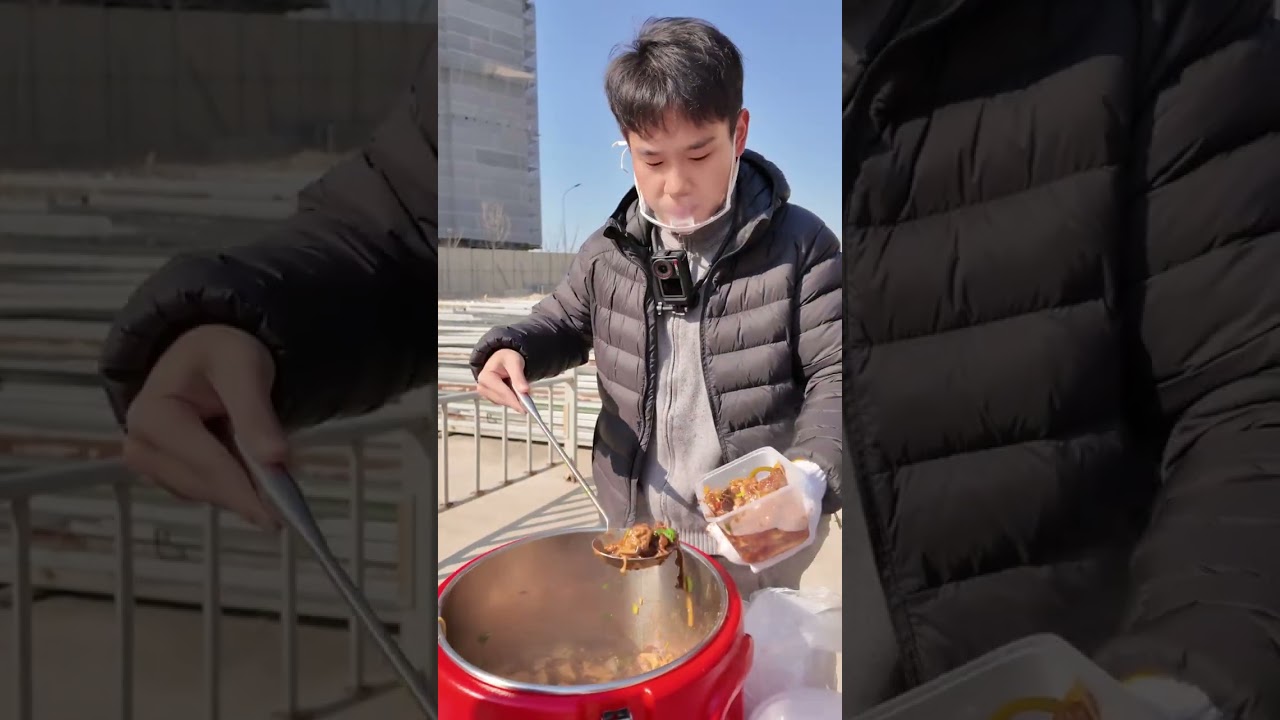 八元大烩菜+鸡蛋汤，太有食欲了，结尾有好消息。#工地摆摊 #工人 #盒饭小王子 #大烩菜