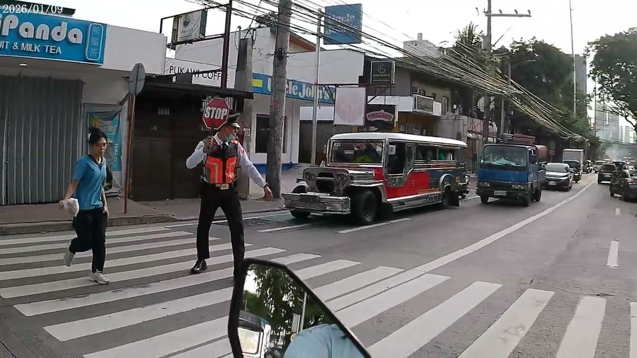 May tumatawid na mga senior naka wheelchair papuntang Shaw Boulevard galing p Sanchez street