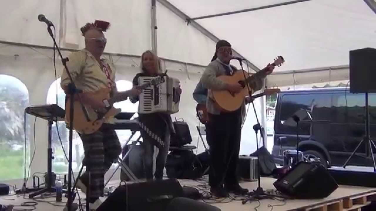 Han innante og kammeratane på Espevær