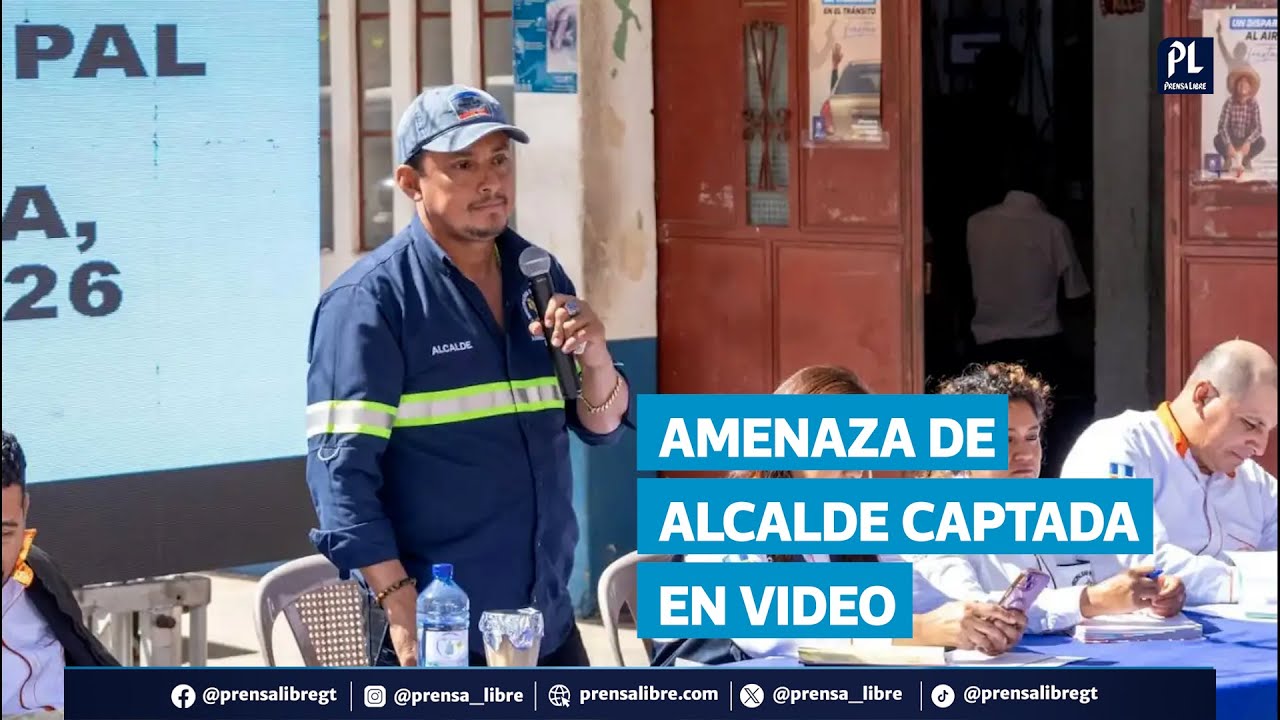 Video muestra a alcalde de Moyuta amenazando con disparar contra policías en acto público