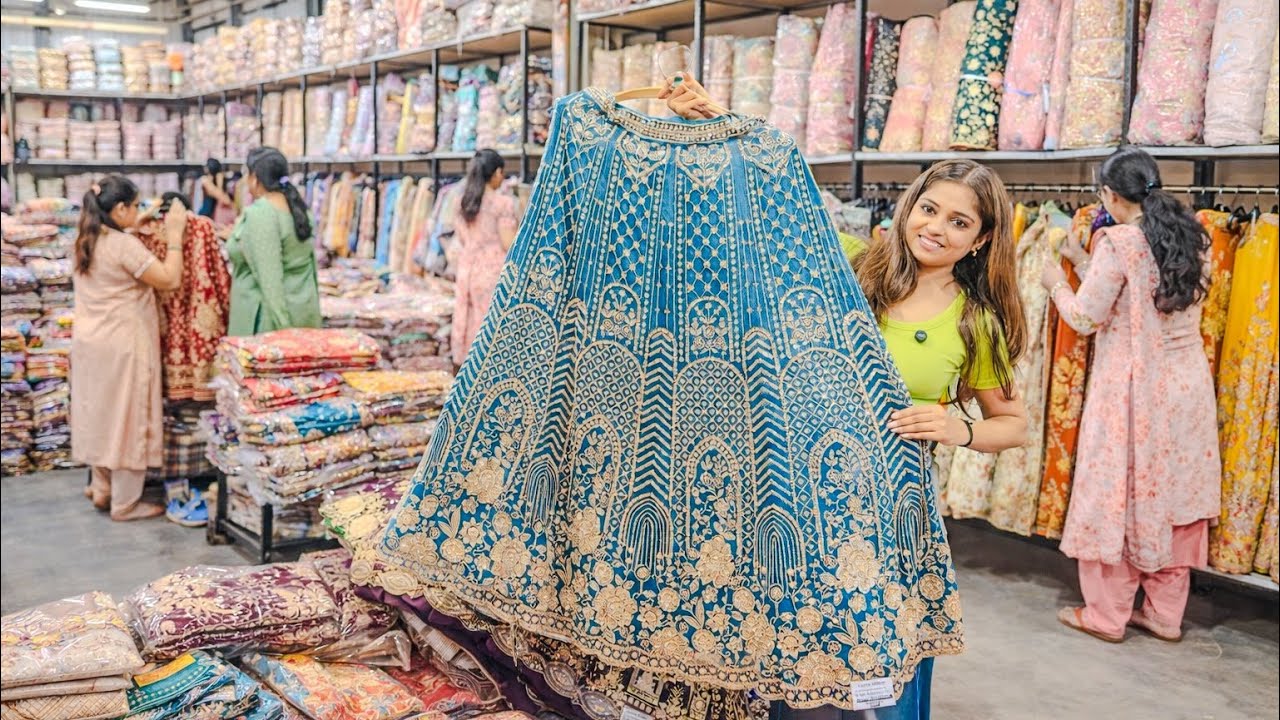 सूरत होलसेल मार्केट में साइडर लहंगा 😲 सबसे सस्ता Designer Lehenga SURAT WHOLESALE MARKET #lehenga ￼
