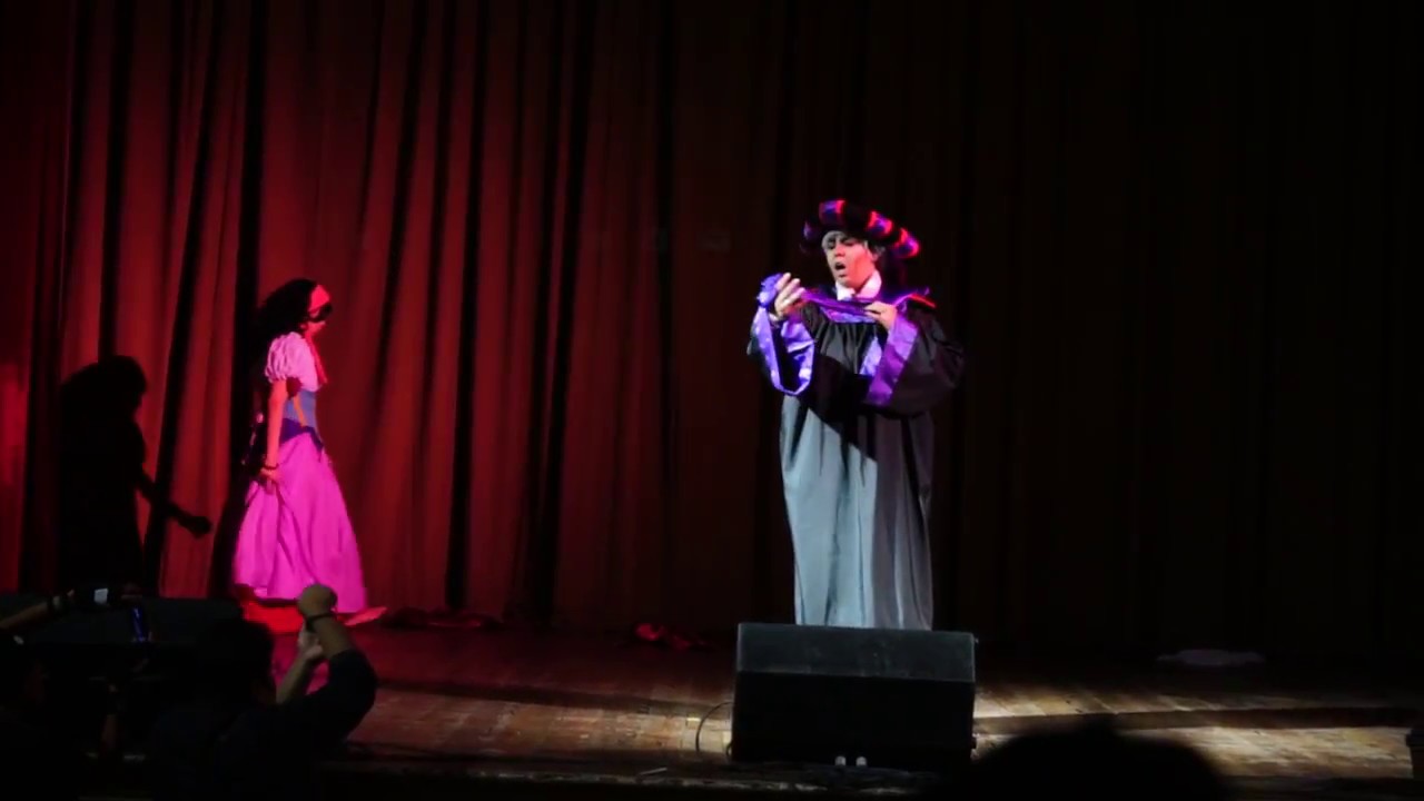 Performance cosplay Esmeralda & Frollo