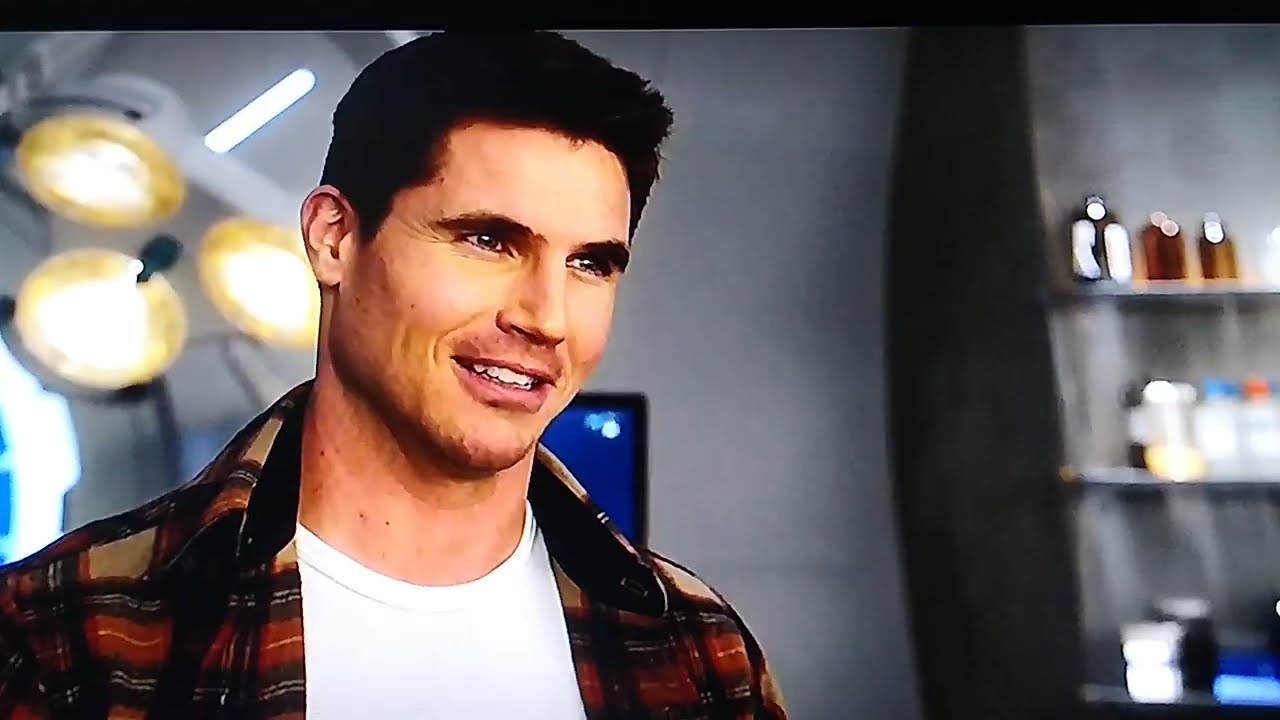 the flash 8x 11 opening scene