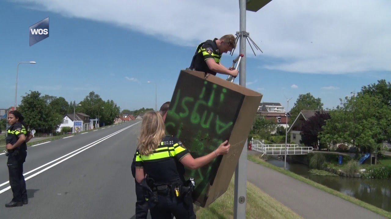 Politie haalt doos van flitspaal