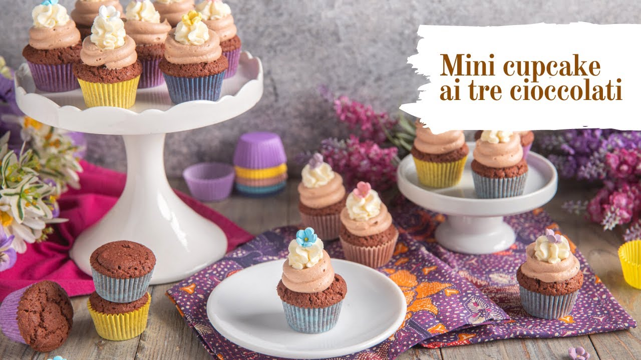Mini cupcake al triplo cioccolato, dolcetti mignon al cioccolato bianco, al latte e fondente.
