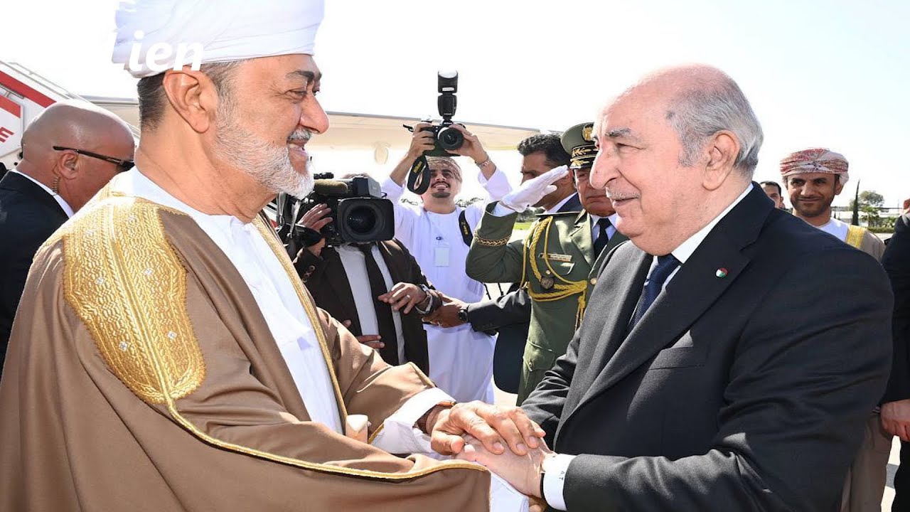 Arrivée du sultan d’Oman : réception chaleureuse par le président Tebboune à l’aéroport d’Alger