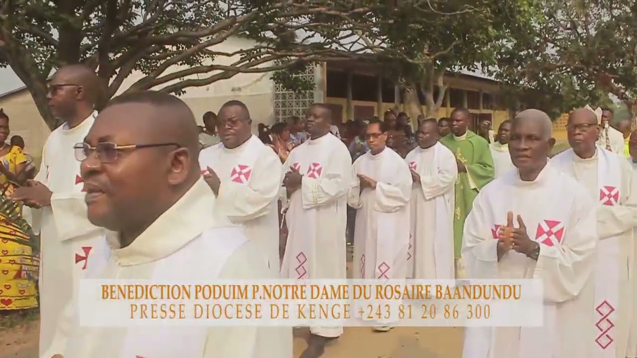 BÉNÉDICTION PODIUM PAROISSE NOTRE DAME DU ROSAIRE BANDUNDU PAR MGR JP KWAMBAMBA.