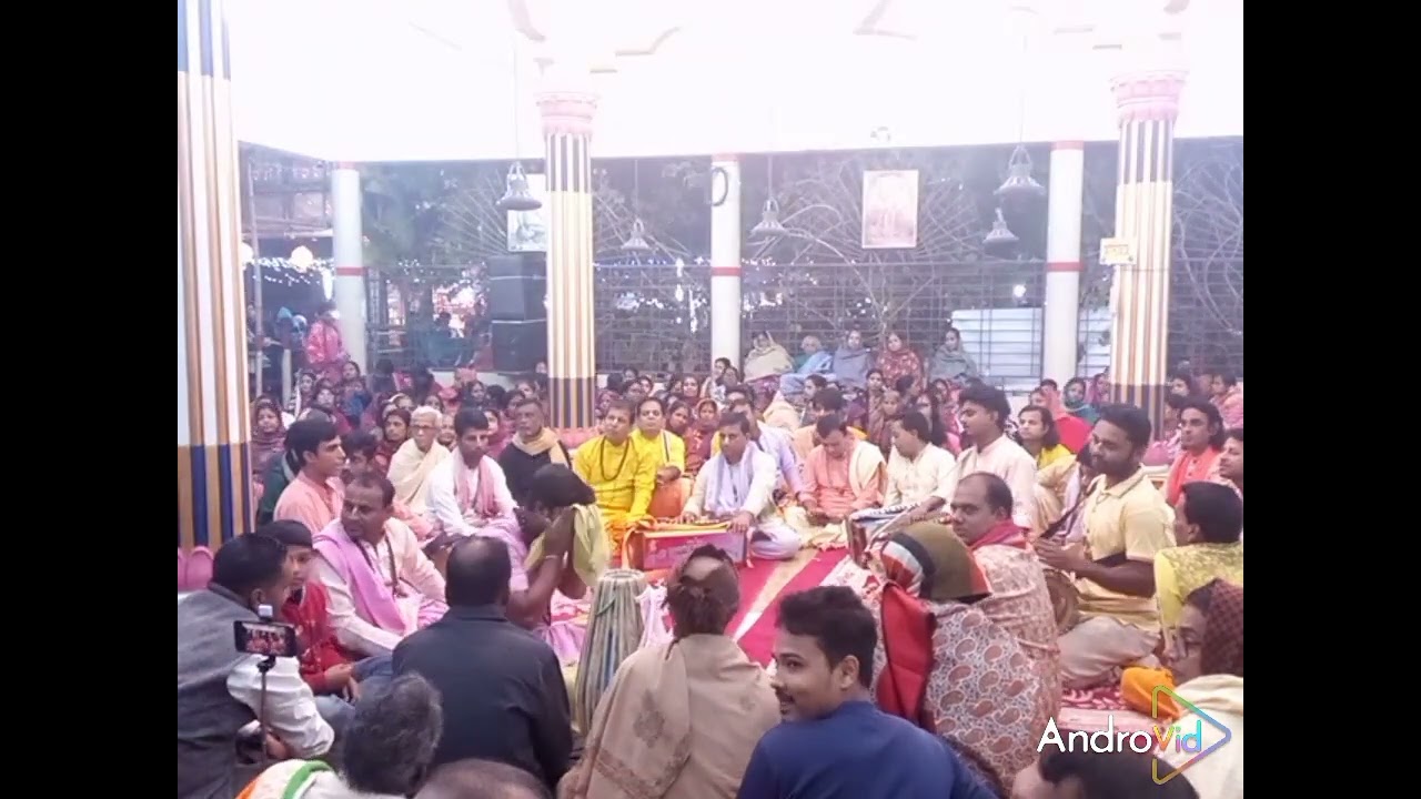 মুখের বোলের সাথে সাথে শ্রী খোলের বাজনায় উৎসবমুখর ঠাকুরবাড়ির আসর।
