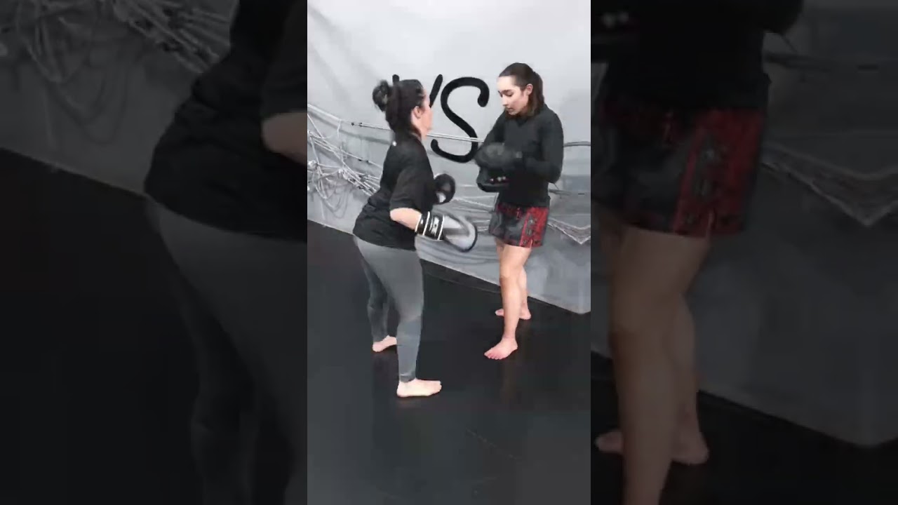 Treino de Kickboxing Feminino 