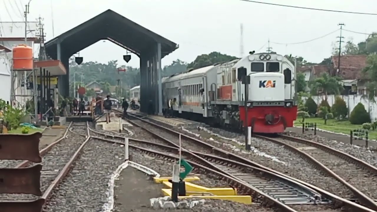 Ngincer lokomotif merah dan juga menunggu kedatangan c6 dan bb203‼️ hunting pandan dan blamek di RGP