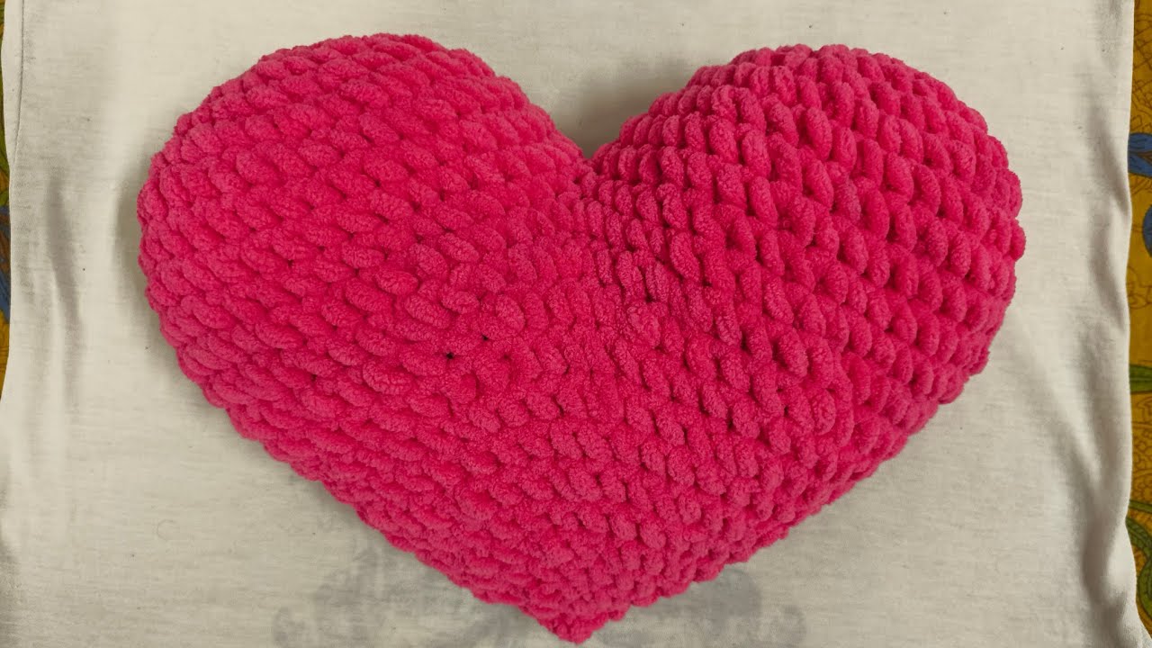 Crochet this beautiful heart pillow for your valentine/क्रोशिया से बनाएं ये सुन्दर दिल वाला तकिया