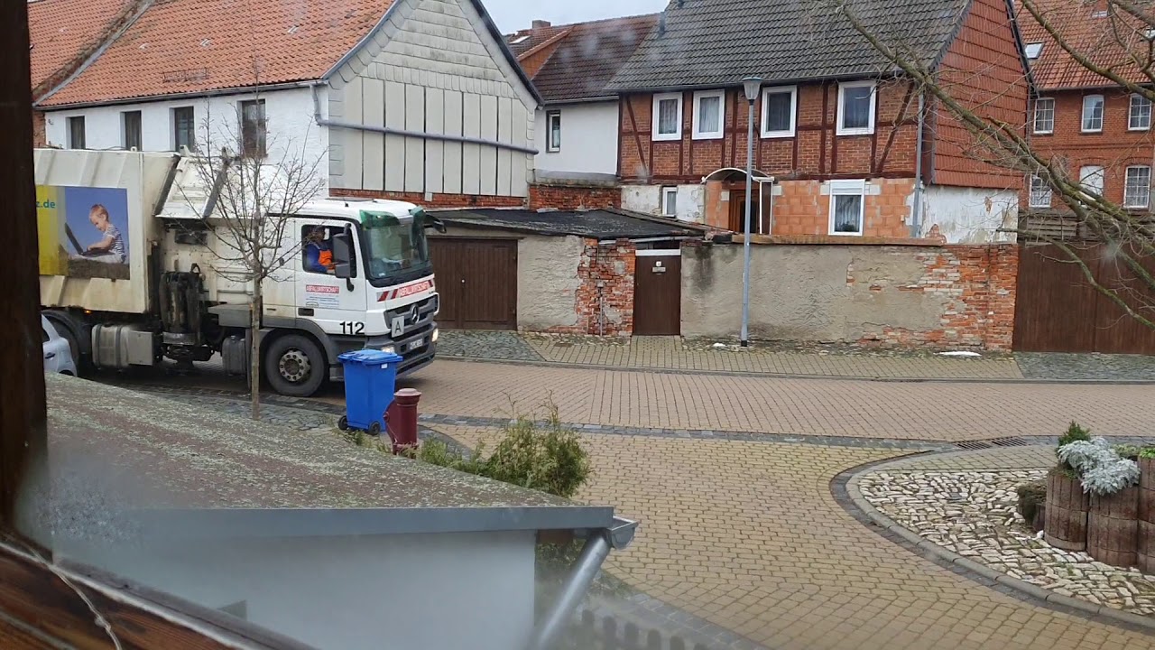 Entleerung der Papiertonne/Müllauto/Seitenlader