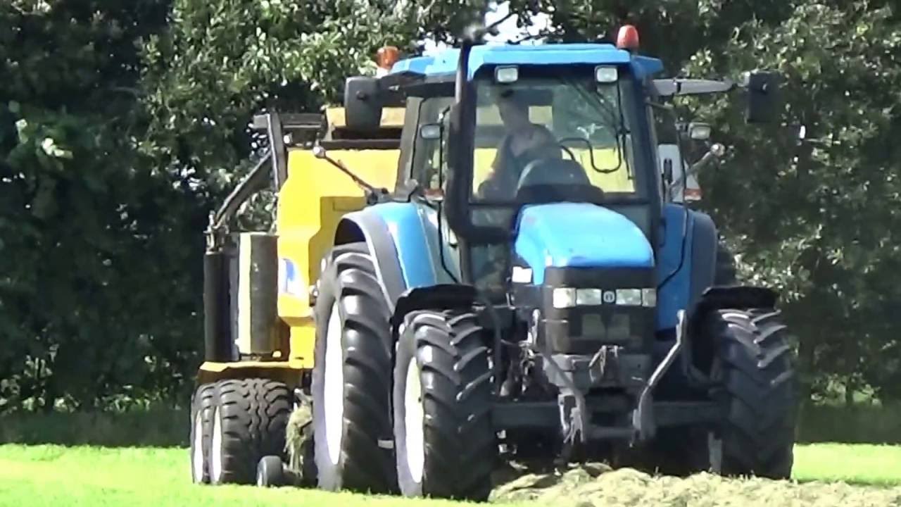 NEW HOLLAND TM 115 MET RONDE BALEN PERS MET WIKKELAAR