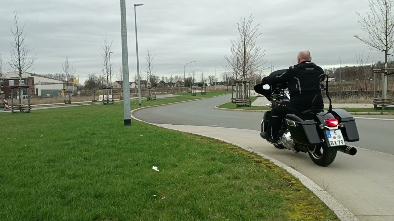Harley Davidson Dyna FLD Switchback geöffneter Auspuff