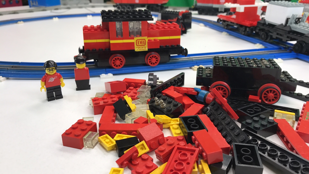 Vintage LEGO 12V Train Set 723 - 2 Versions