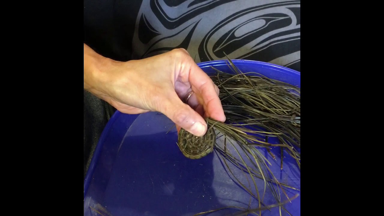 Pine needle basket - lid with decorative detail