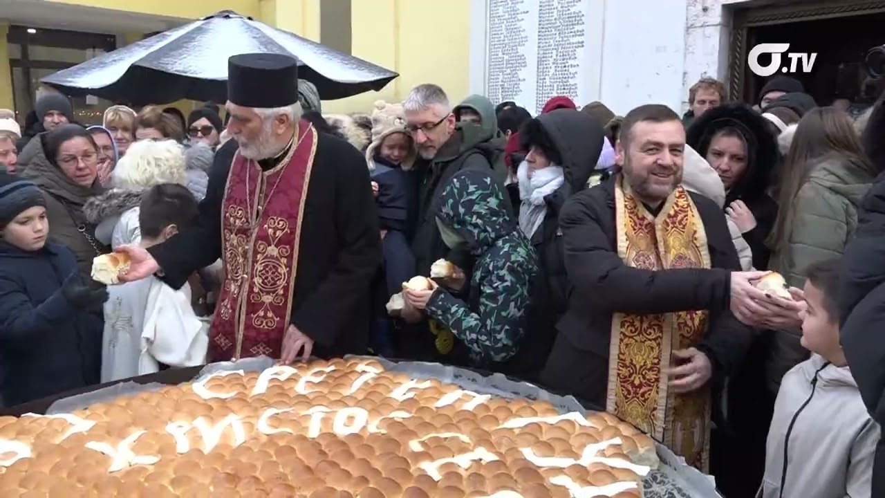 Tradiocionalno lomljenje Božićne česnice ispred crkve Svetog Đorđa