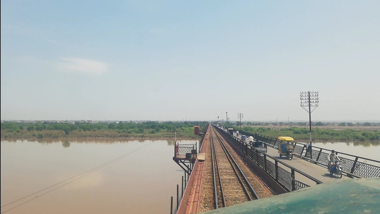 Live train Cab ride in ZCU 20 leading Tezgam 8dn crossing old Bridge of River Jhelum Pakistan