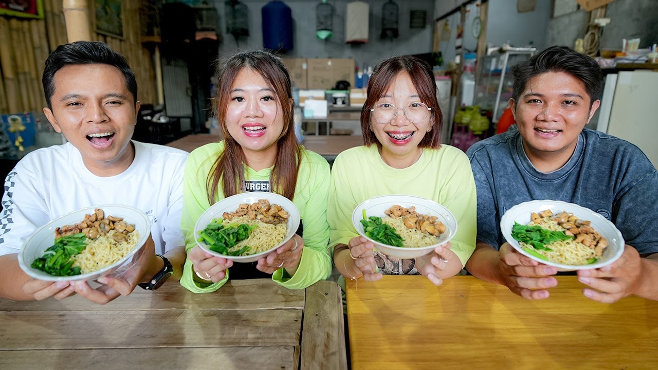 KITA MAKAN MIE AYAM DI GARASI RUMAH ORANG!!