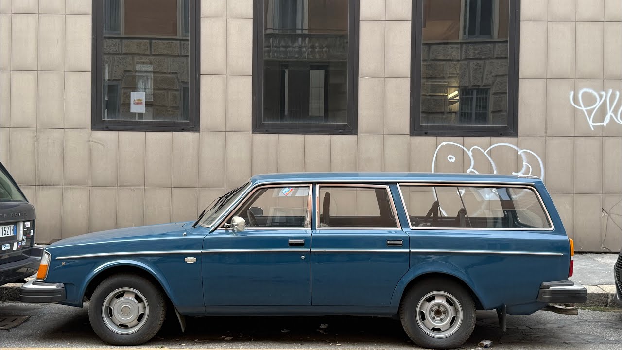 UFO / la Volvo 245 DL, simbolo di Lambrate. 