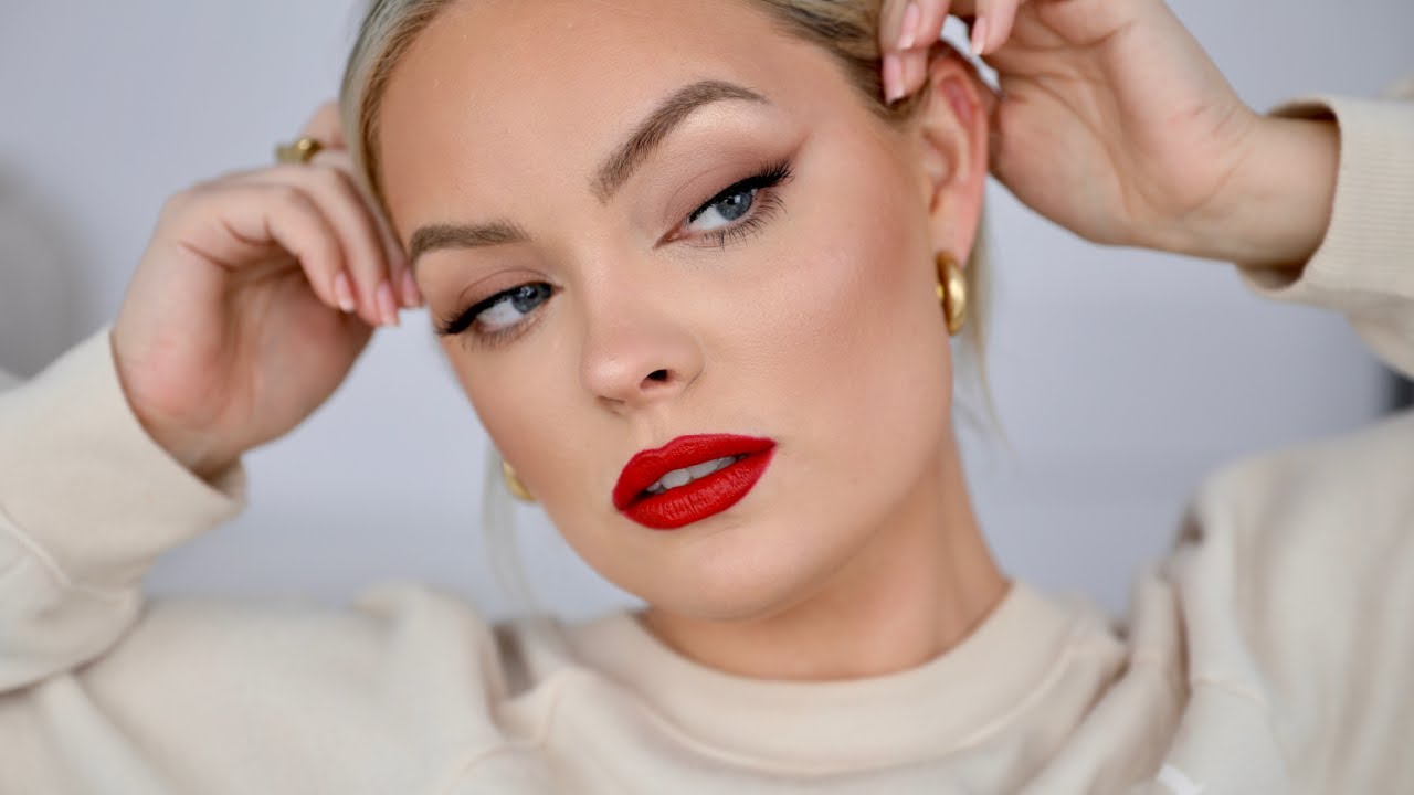 HOW TO CLASSIC CHRISTMAS MAKEUP TUTORIAL *snow fox eyes* Hacks, Tips & Tricks for Beginners!