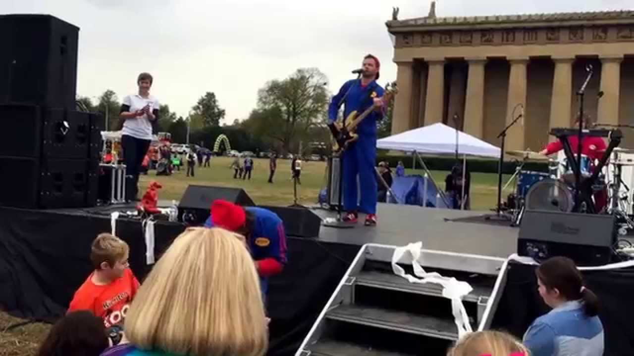 Imagination Movers Music Live on Halloween! Sing playing catch