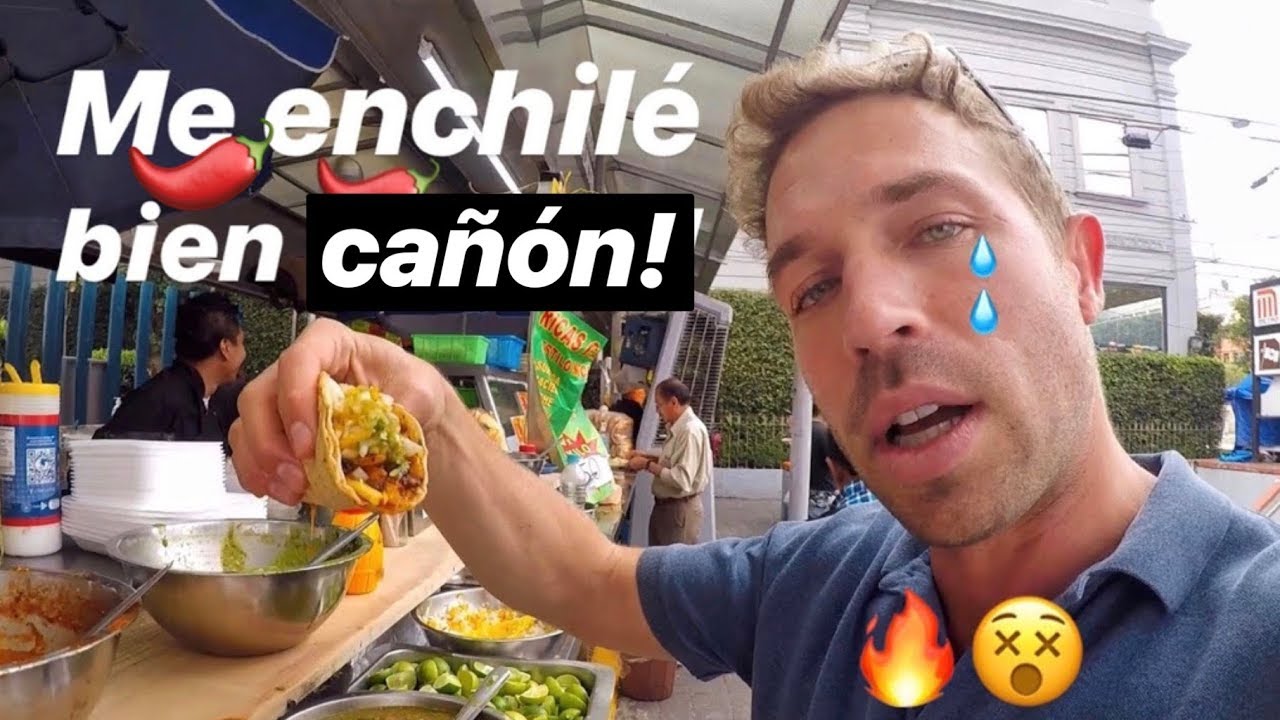 Gringo Probando Comida Callejera Mexicana