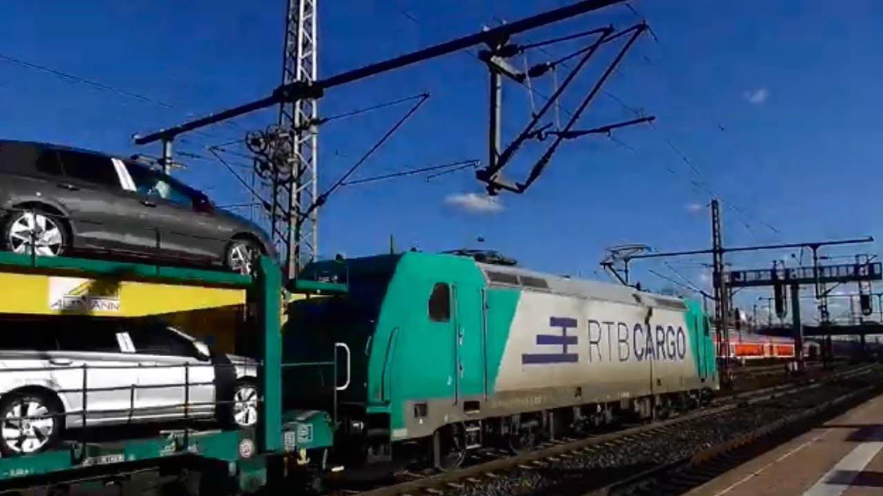 Autozug , lang , fährt durch den Bahnhof Kassel - Wilhelmshöhe