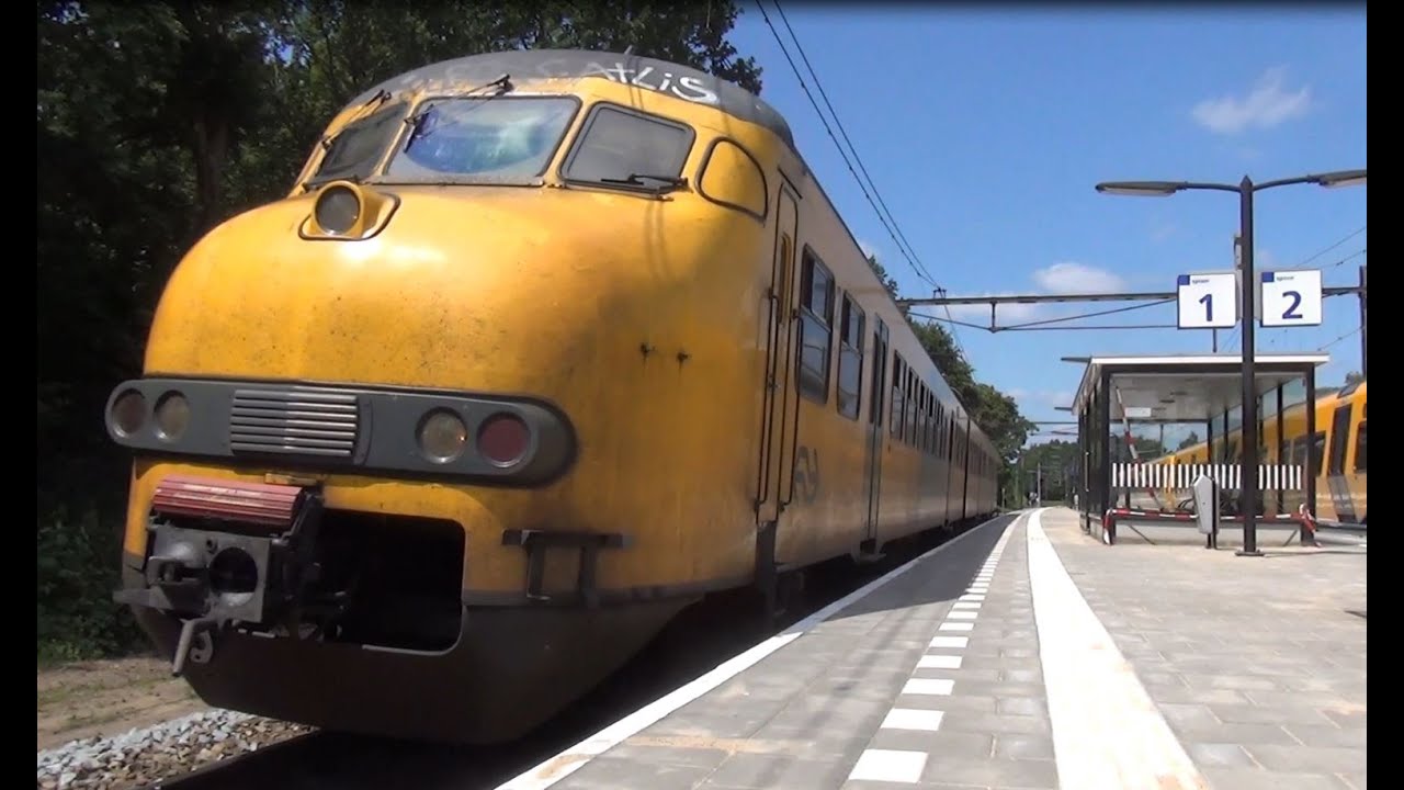 Treinen op Station Borne