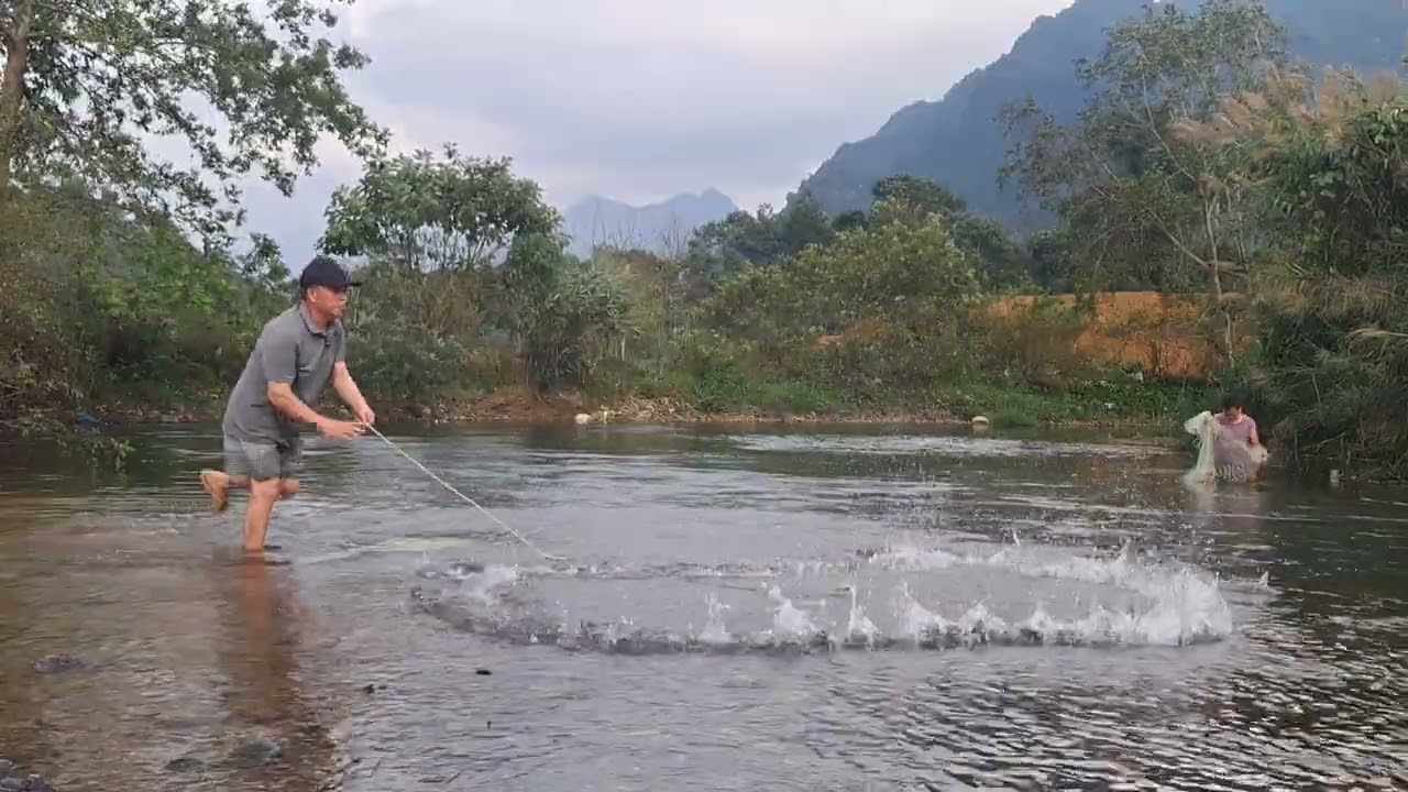 Hai anh em lai vi vu bờ suối kiêm cá ăn tết