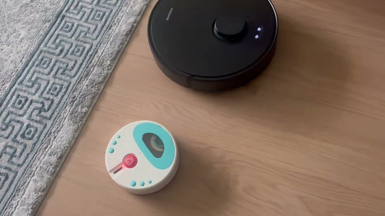 Robotlar çarpıştı #keşfet #robot #robotsüpürge #beniöneçıkart#funny#çocuk 