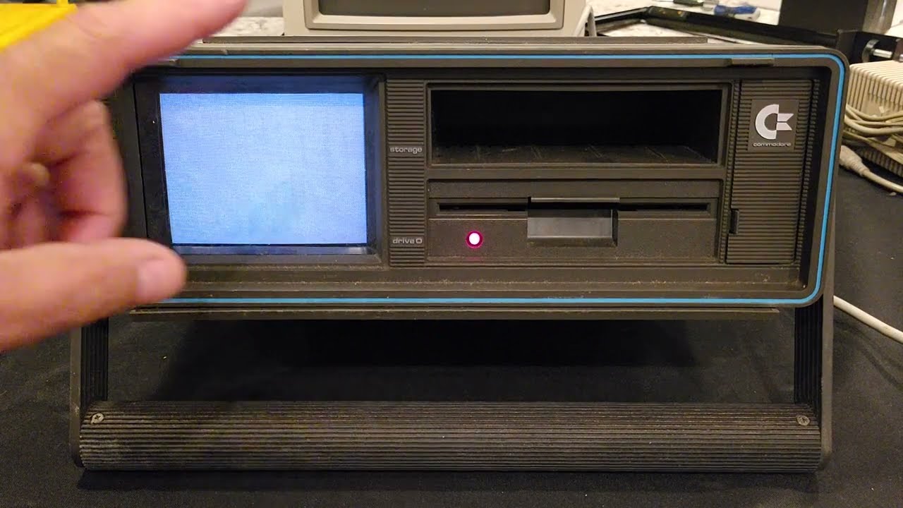 Commodore SX-64: пустой экран, постоянно вращающийся диск и светодиод