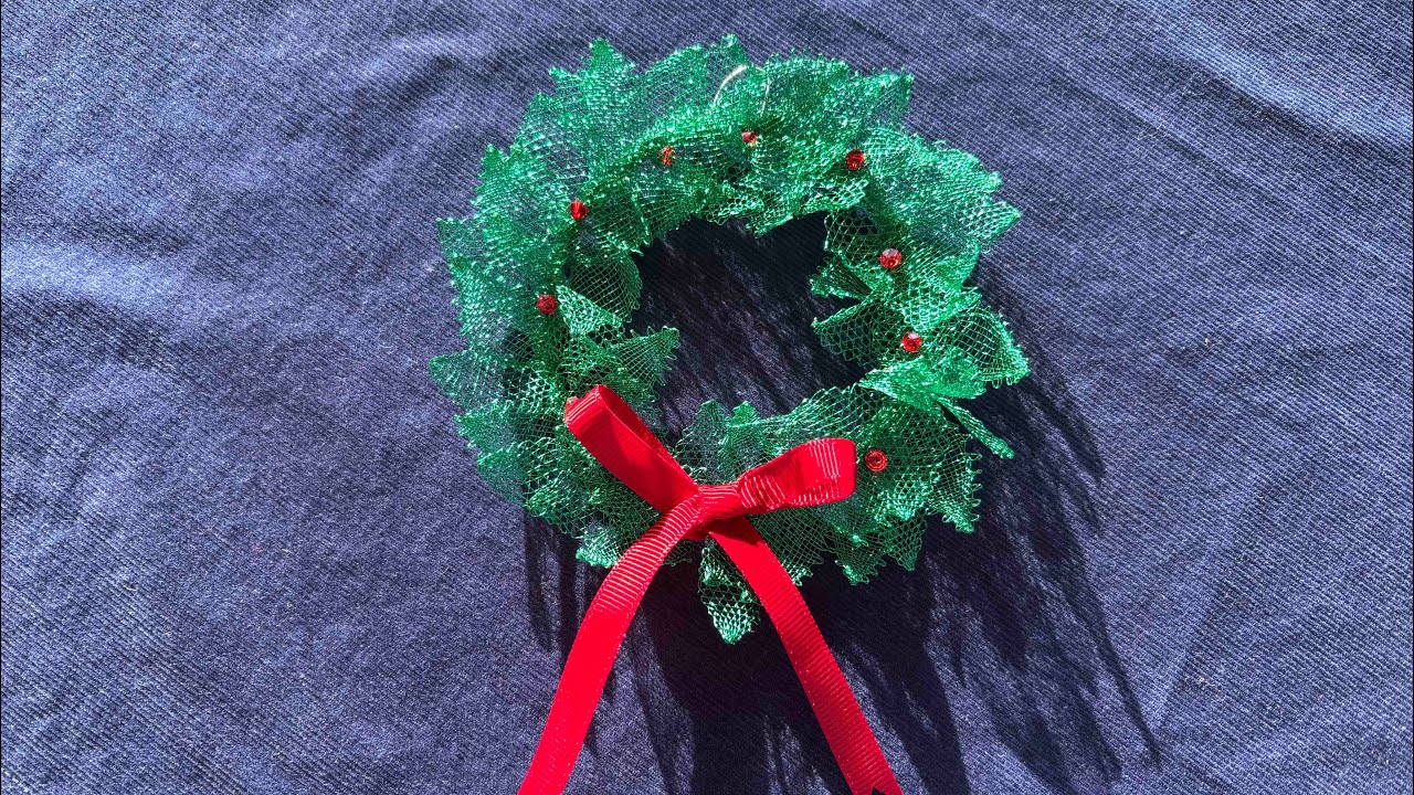 Creating a Festive Christmas Holly Wreath in Traditional Bobbin Lace | MINDFUL CRAFTING 