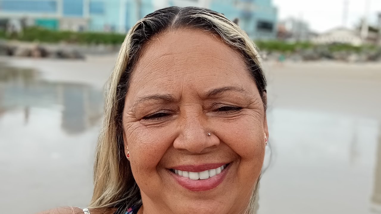 Caminhada na praia de manhã de sol