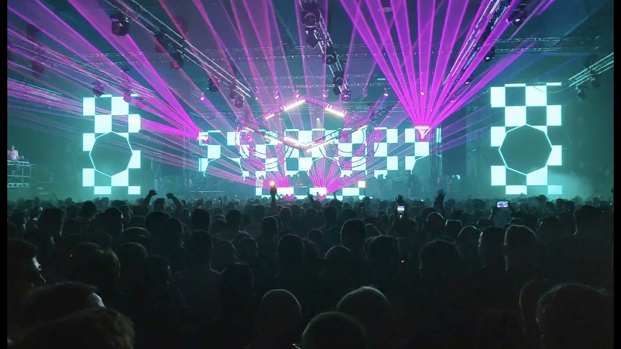 Omladina voli rejvove - U blatu festivala by 